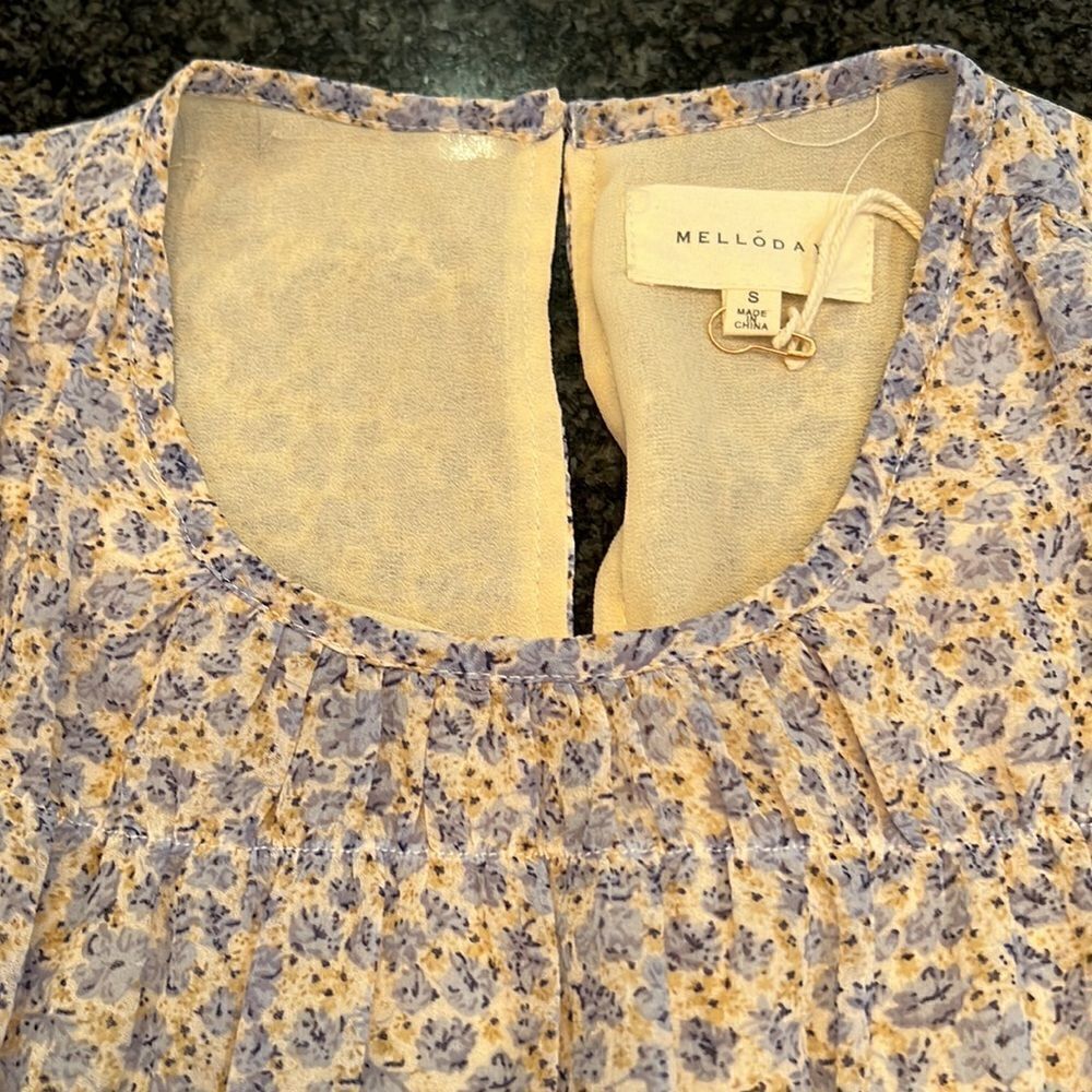 Cute MELLODAY FLORAL TOP in blues and yellow size small new never worn - Picture 2 of 9